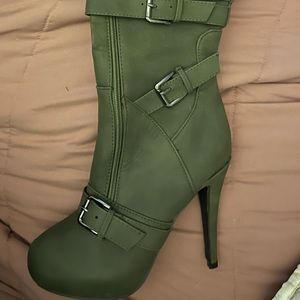 Size 8 tall hunter green boot